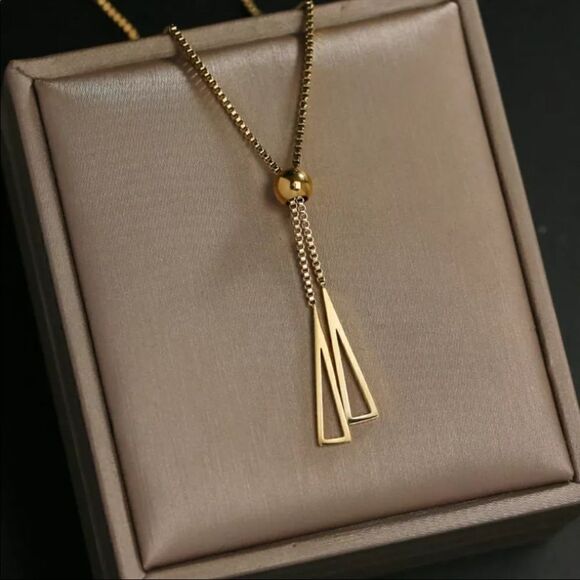 - #40 NEW 18K Gold Plated Lariat Triangle Necklace - Picture 2 of 8